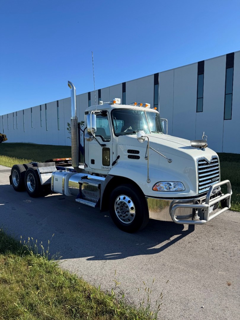 2016 Mack Day Cab - image 8
